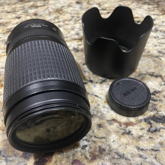 Nikon D5000 18-55VR Kit camera w/18-55mm zoom lens, 100-300mm zoom lens & bag - Picture 16 of 16